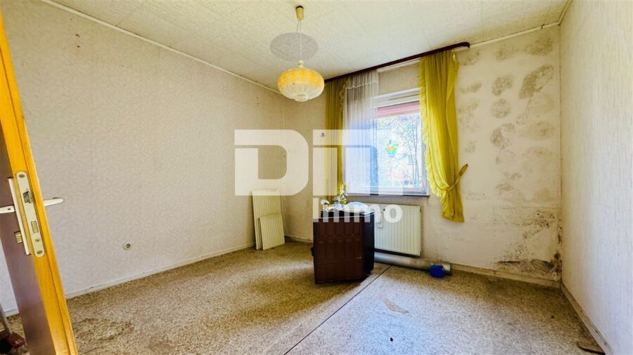 Handwerkertraum mit XL-Grundstück: Doppelhaushälfte mit Nebengebäude zur Sanierung - EG Gästezimmer / Büro